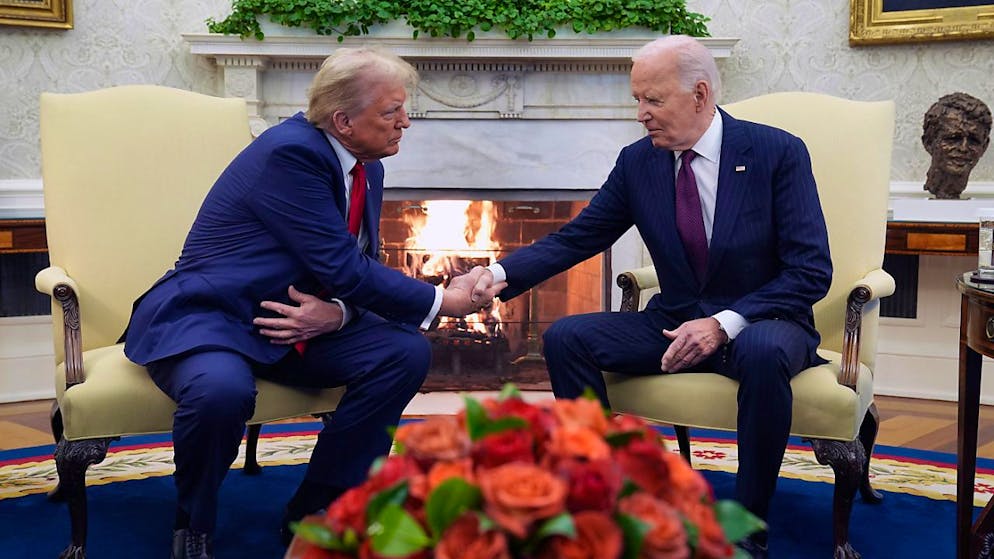 ARCHIV - US-Präsident Joe Biden (r) trifft sich mit dem designierten US-Präsidenten Donald Trump im Oval Office des Weißen Hauses. Foto: Evan Vucci/AP/dpa