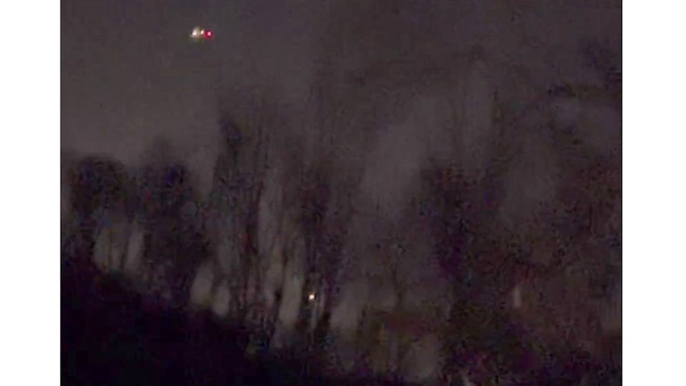 In einem Videostandbild scheinen mehrere Drohnen am Nachthimmel über Randolph im US-Bundesstaat New Jersey zu fliegen. (4. Dezember 2024)