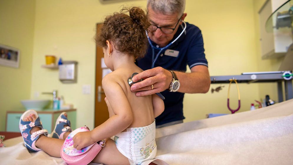 Ist der Gang ins Kinderspital oder in die Kinderarztpraxis nötig? Mit einer Fortführung einer Informationskampagne wollen beide Basel den Eltern Tipps und Hinweise auf niederschwellige Angebote geben. (Symbolbild)