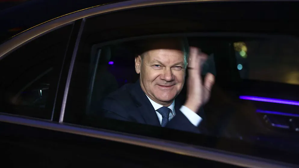 dpatopbilder - Bundeskanzler Olaf Scholz (SPD) verlässt nach seiner verlorenen Vertrauensfrage in einem Dienstfahrzeug das Bundestagsgelände, um zum Bundespräsidenten zu fahren. Foto: Christoph Soeder/dpa