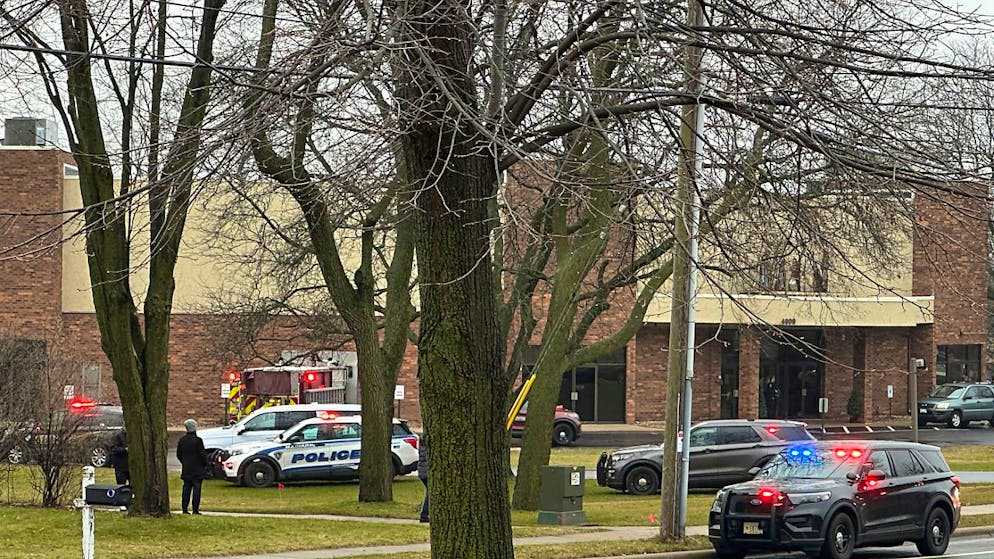 Rettungsfahrzeuge stehen vor der Abundant Life Christian School. Bei einem Schusswaffenangriff an einer Schule im US-Bundesstaat Wisconsin sind nach korrigierten Polizeiangaben mindestens drei Menschen getötet worden. Foto: Scott Bauer/AP/dpa
