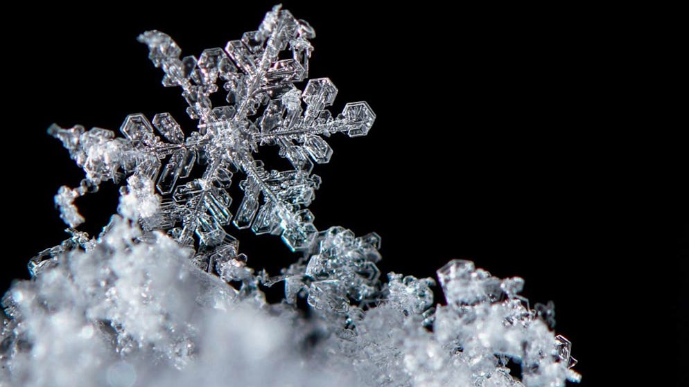 Werden Schneeflocken vom Wind hin- und hergewirbelt, verändert sich die Zusammensetzung ihrer Isotope. (Archivbild)