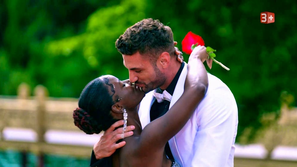 Bachelor Dennis Marbacher has barely handed the last rose to candidate Venance when they start kissing.