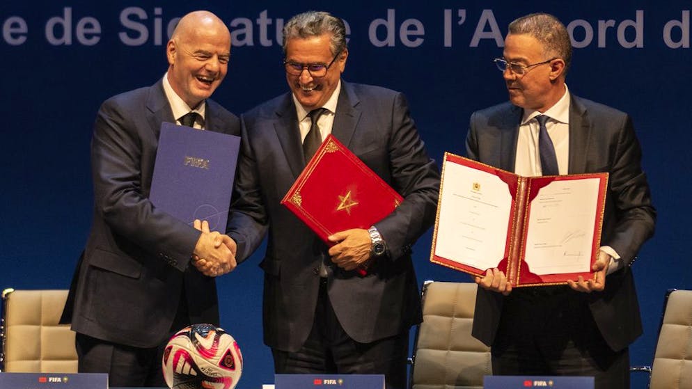 FIFA-Präsident Gianni Infantino (links) schüttelt Marokkos Premierminister Aziz Akhannouch die Hand. Rechts im Bild ist Fouzi Lekjaa zu sehen, der Präsident des marokkanischen Fussballverbands.