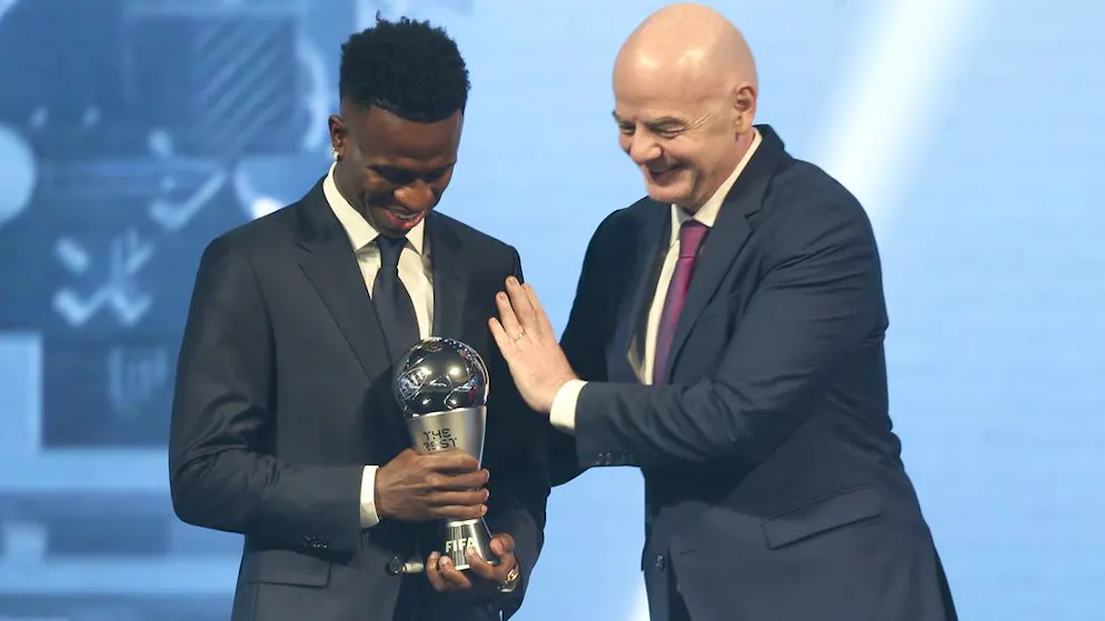 FIFA-Präsident Gianni Infantino zaubert Vinícius Júnior ein Lächeln ins Gesicht.