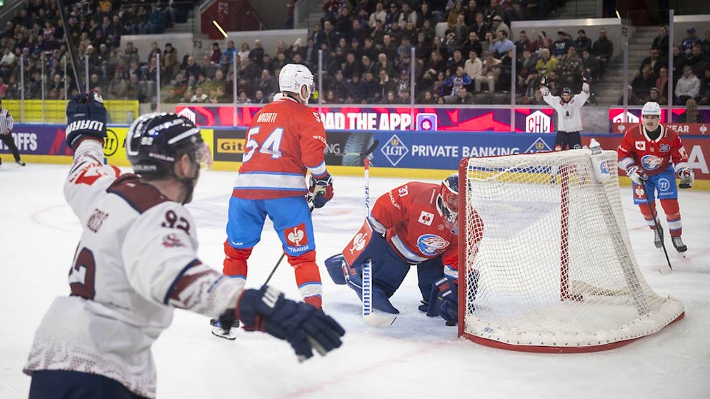 ZSC Lions gegen Servette im Champions-League-Halbfinal - Gallery. Zunächst war es aber der ZSC-Goalie Simon Hrubec, der unter Druck geriet und im ersten Drittel dreimal hinter sich greifen musste
