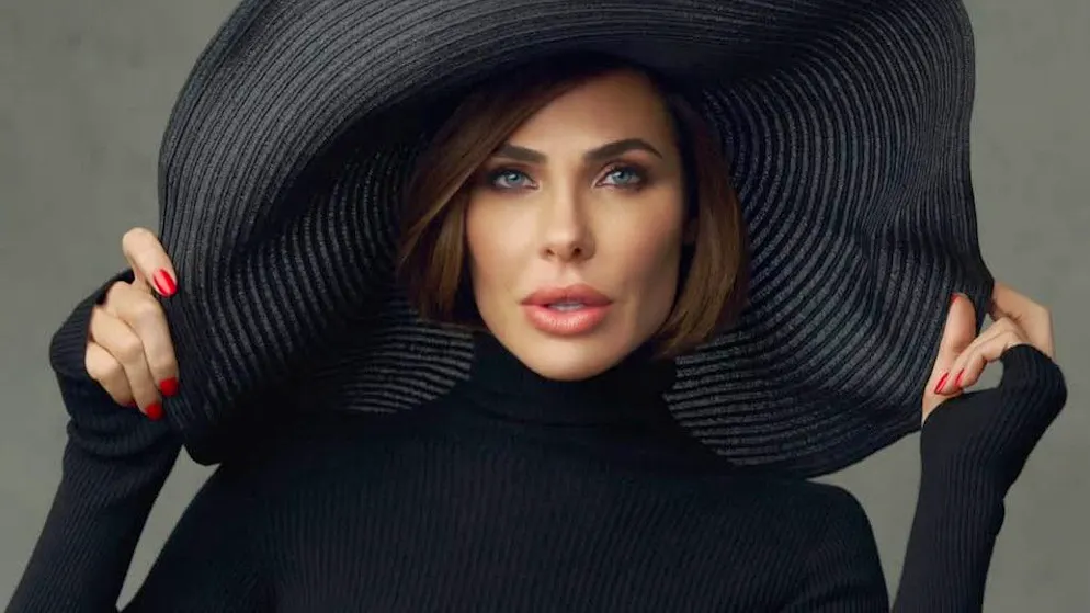 Dolcevita color mocha mousse. Ilary Blasi conquista TikTok: «Niente cose zozze e niente balletti»