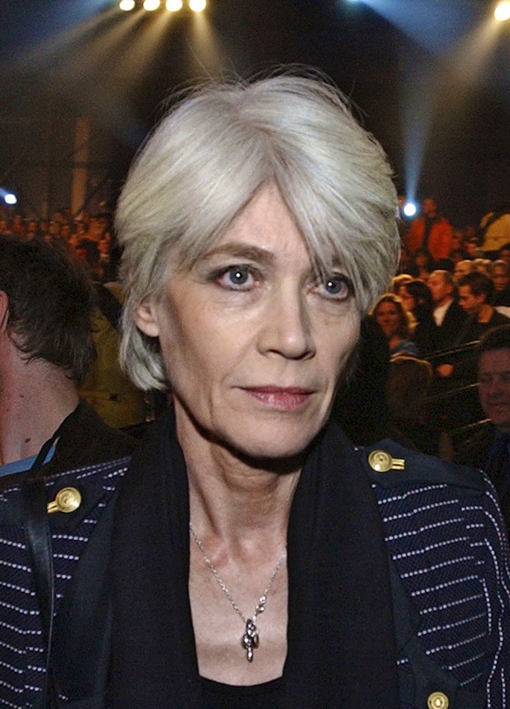 Von diesen Stars mussten wir uns 2024 verabschieden. <strong>11.06. Françoise Hardy (80):</strong> Frankreichs Chanson-Ikone sprach mit ihrer zarten Stimme und ihren einfühlsamen Liedern mehrere Generationen an.