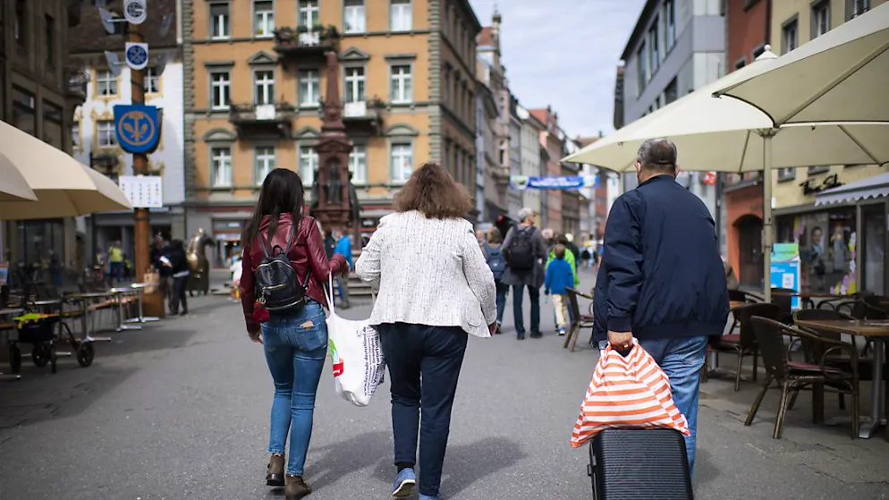 Di conseguenza molti svizzeri varcano la frontiera per i loro acquisti.