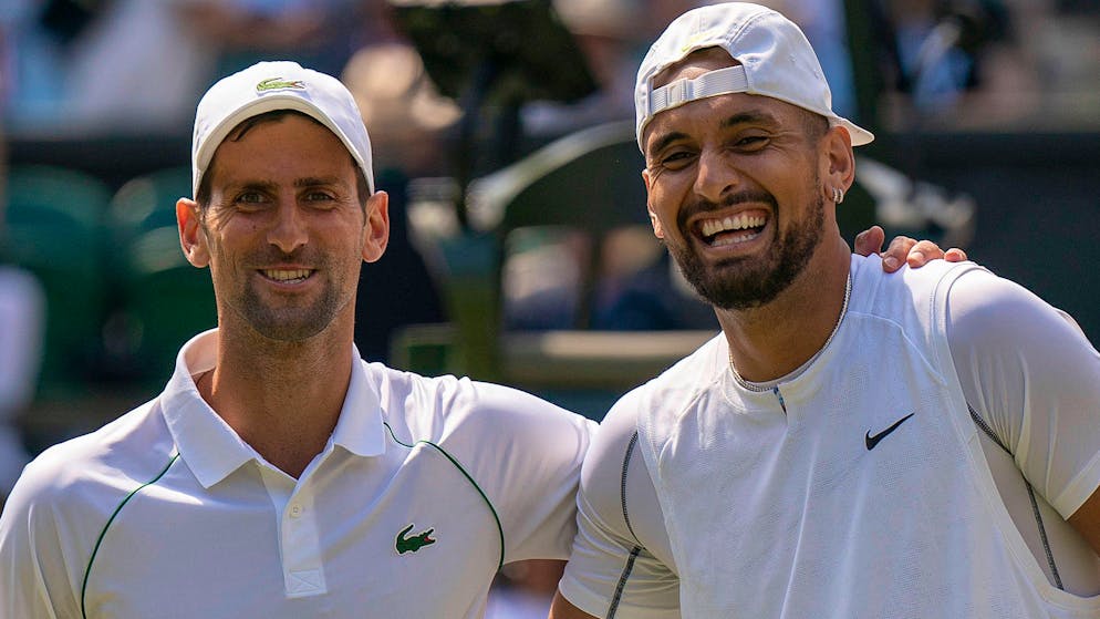 Novak Djokovic e Nick Kyrgios in posa prima della finale di Wimbledon nel 2022.