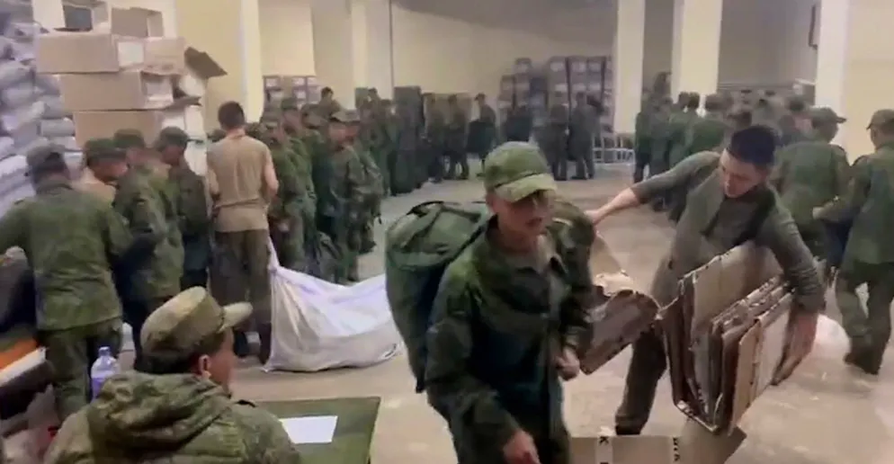 Ein von der ukrainischen Regierungsorganisation Center for Strategic Communications and Information Security zur Verfügung gestelltes Video soll nordkoreanische Soldaten zeigen, die auf dem russischen Truppenübungsplatz Sergievsky Uniformen und Ausrüstung erhalten.