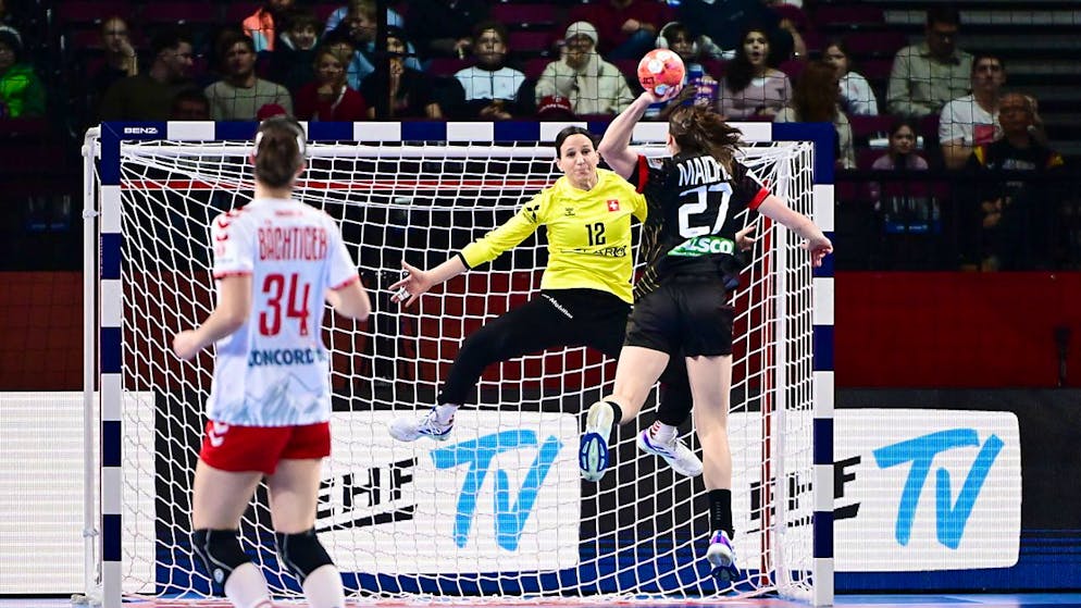 Eine Spielszene von der Euro 2024: Manuela Brütsch (in Gelb) versucht den Schuss der Deutschen Julia Maidhof zu parieren