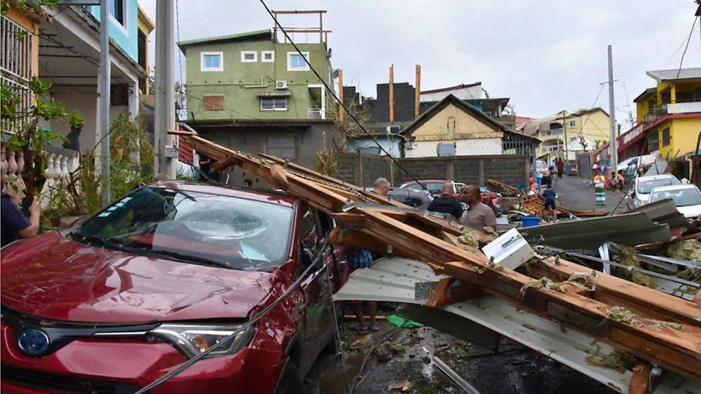 HANDOUT - Die Trümmer in einer Straße im französischen Überseegebiet Mayotte im Indischen Ozean. Foto: Uncredited/Minist're de l'Int'rieur/DICOM/AP/dpa - ACHTUNG: Nur zur redaktionellen Verwendung und nur mit vollständiger Nennung des vorstehenden Credits