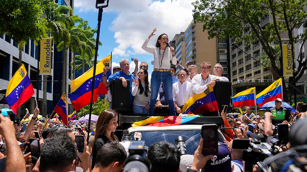 ARCHIV - Maria Corina Machado, Oppositionsführerin in Venezuela, führt einen Protest an. Foto: Ariana Cubillos/AP/dpa