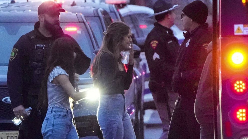 Schülerinnen der christlichen Schule in Wisconsin steigen nach der Bluttat am Montag in einen Schulbus.