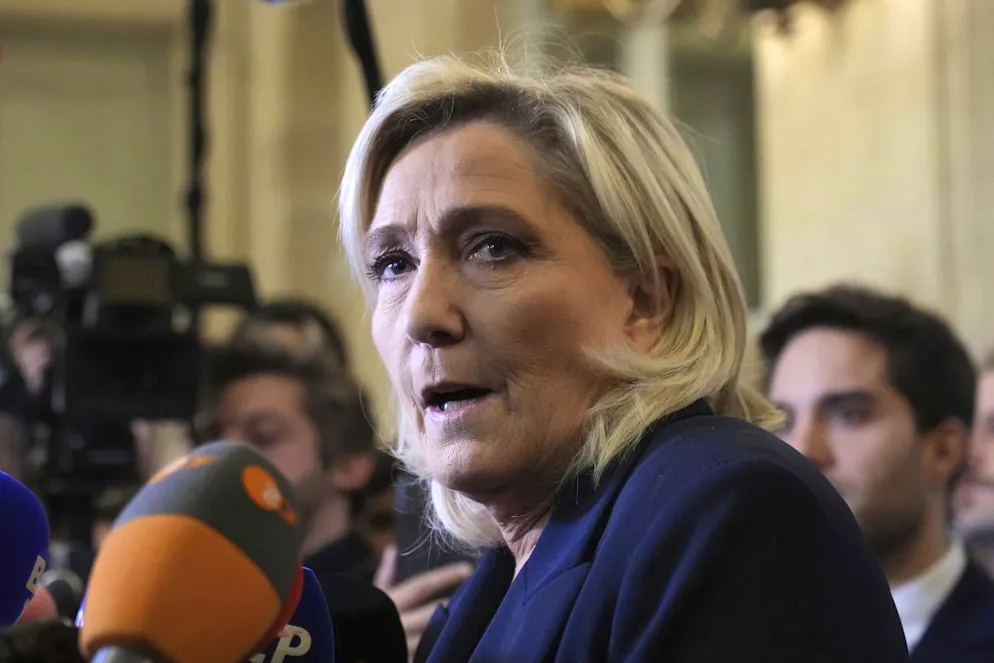«On est tous d'accord pour se dire que ce gouvernement ne vivra pas très longtemps (...) parce que il est frappé du sceau de l'impuissance», a ajouté le président du RN Jordan Bardella. 