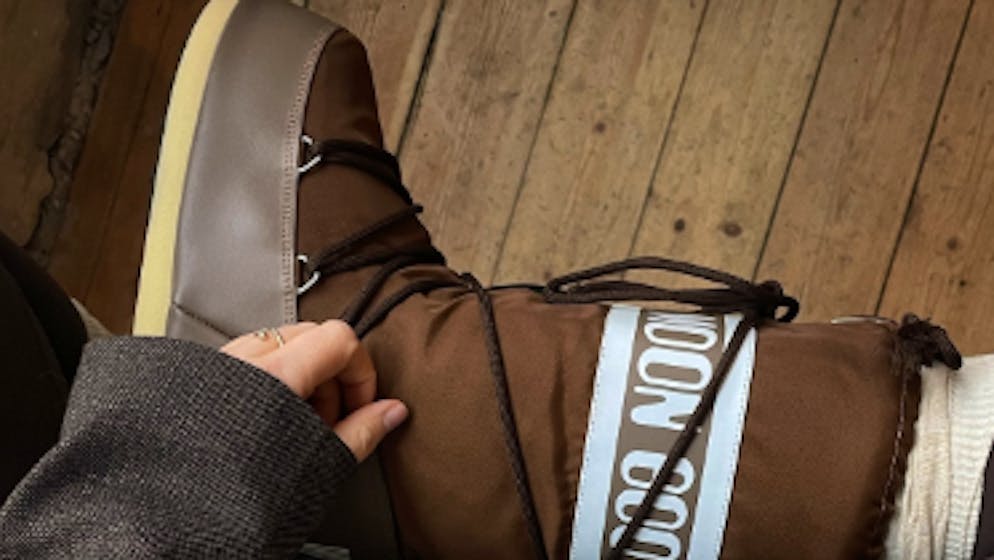 Ära der klobigen Stiefel. Moon Boots halten warm und verfolgen uns auf Schritt und Tritt