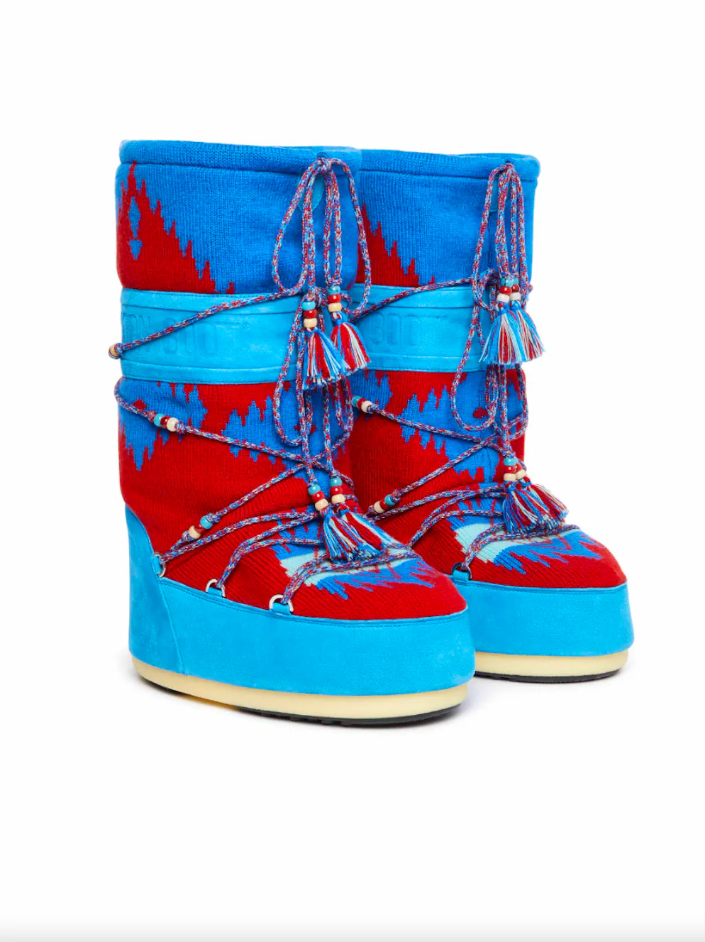 Trendschuh Moon Boots. Auffällig ist die blau-rote Alanui x Moon Boot Kollaboration.