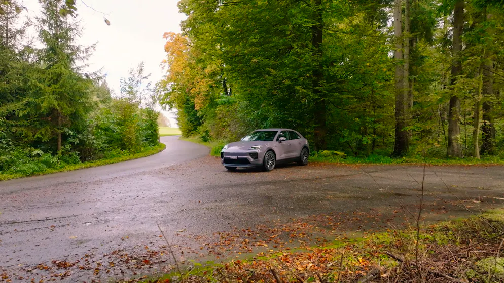 Der Porsche Macan hat 300 kW Leistung und 612 km Reichweite.