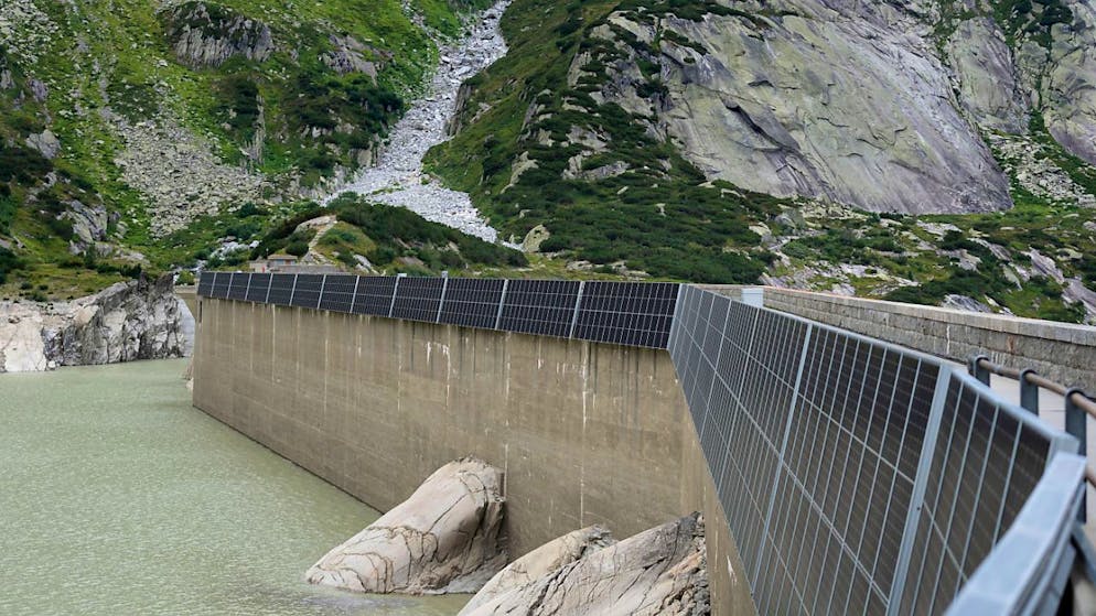 Solarpanels an einer Wasserkraftanlage im Grimselgebiet. Der Kanton Bern hat in seinen Regierungsrichtlinien festgehalten, einheimische erneuerbare Energien zu fördern. (Archivbild)