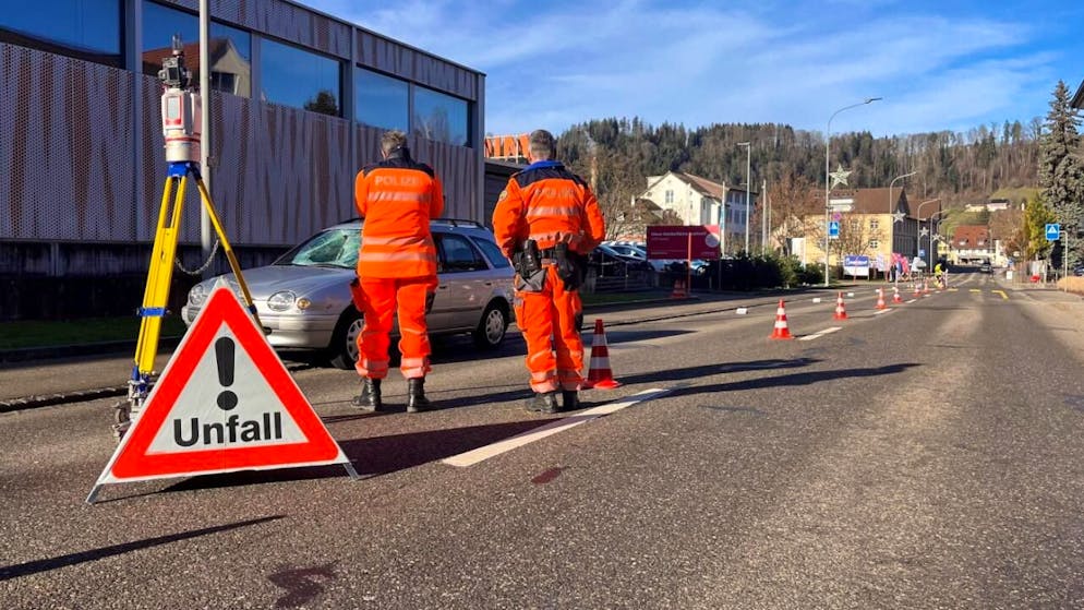 Ein Auto prallte am Dienstagvormittag in Turbenthal in zwei Jugendliche.