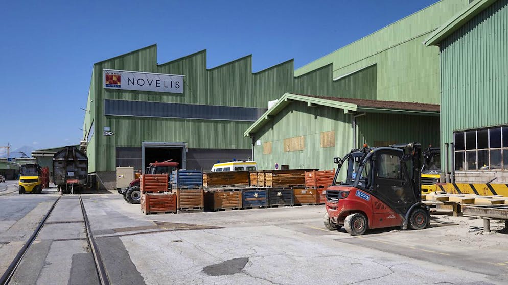 Auch sie soll im Sinn einer Überbrückungshilfe während vier Jahren weniger für Strom bezahlen müssen: die im Sommer überschwemmte Firma Novelis in Siders VS. (Archivbild)
