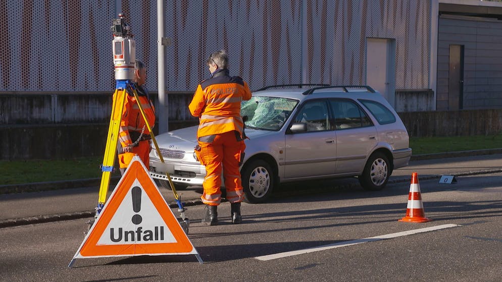 Die Frontscheibe des Autos wurde zerstört. 