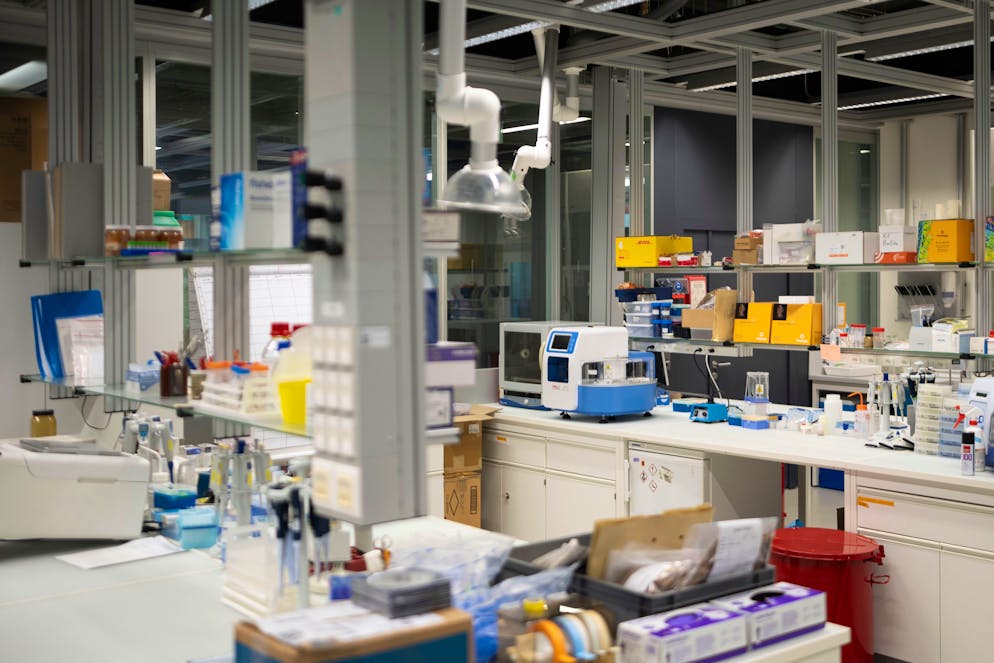 Blick in eines der vielen Labors in Neuenburg.