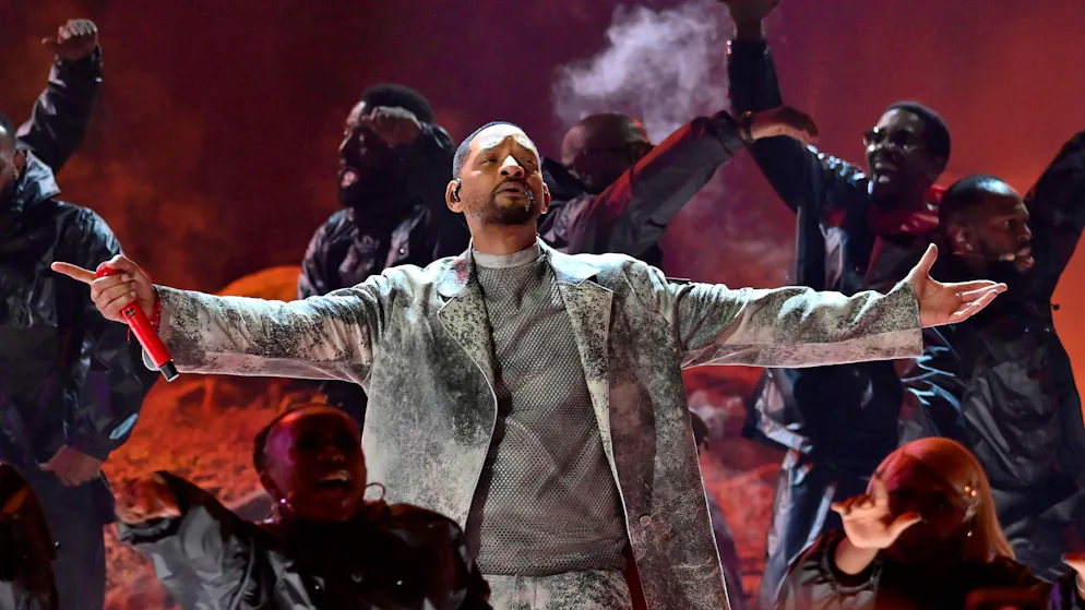 Will Smith präsentiert sich auf der Bühne.