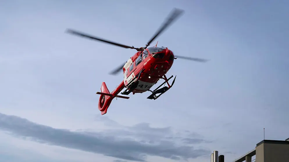 Ein 5-jähriger Knabe ist am Dienstagnachmittag in Eglisau in einen Weiher gefallen. Er musste in kritischem Zustand in ein Spital geflogen werden. (Symbolbild)