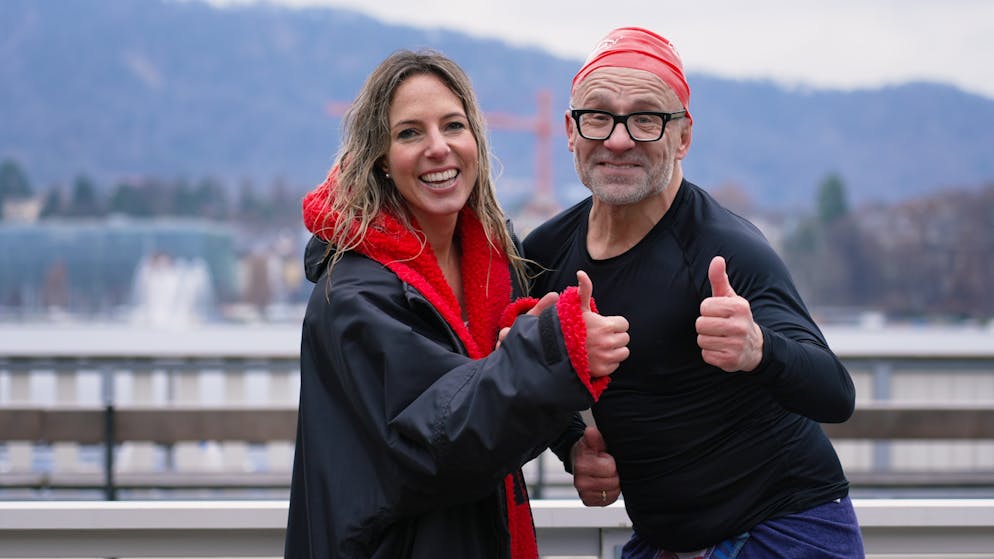 World champion coaches him. Bötschi goes winter swimming, beaming with happiness, but then ...