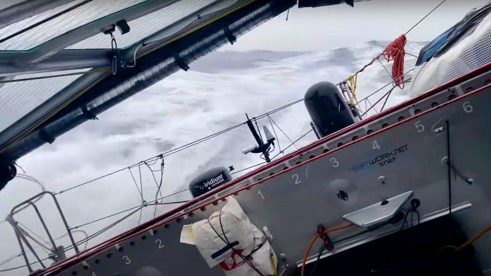 Vendée Globe. Images spectaculaires : Justine Mettraux sur la tranche en pleine tempête !