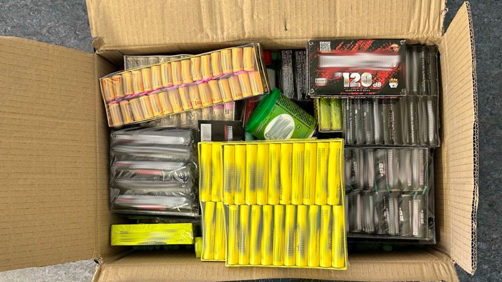 Der deutsche Zoll stellte ein Paket mit 588 Feuerwerkskörpern sicher.