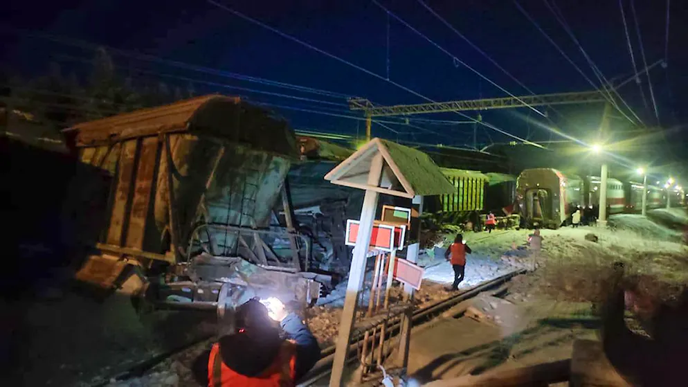 La collisione ha coinvolto un treno merci e un treno passeggeri, che era in viaggio da Murmansk a San Pietroburgo