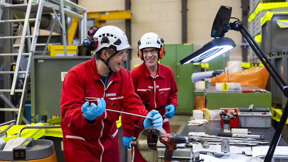 Der Rückbau des Kernkraftwerks Mühleberg geht gut voran - Gallery. Zwei Mitarbeiter haben Spass bei der Arbeit.