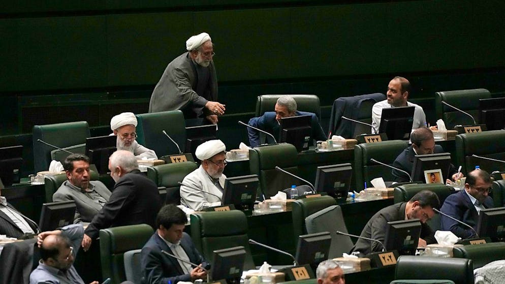 ARCHIV - Abgeordnete nehmen an einer öffentlichen Sitzung des iranischen Parlaments teil. Foto: Vahid Salemi/AP/dpa
