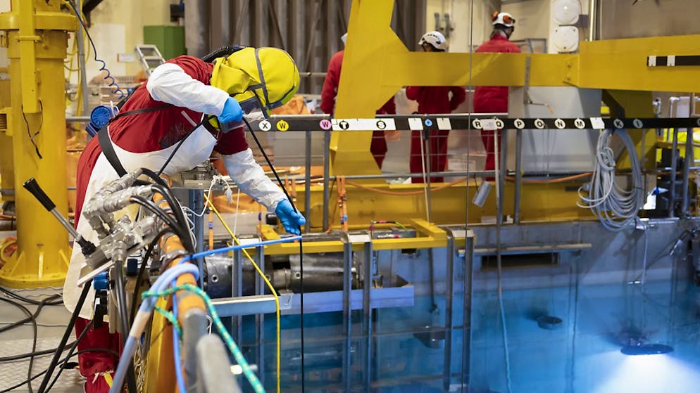 Der Rückbau des Kernkraftwerks Mühleberg geht gut voran - Gallery. Ein Mitarbeiter positioniert eine Unterwasserkamera im Brennelementlagerbecken im Reaktorgebäude.