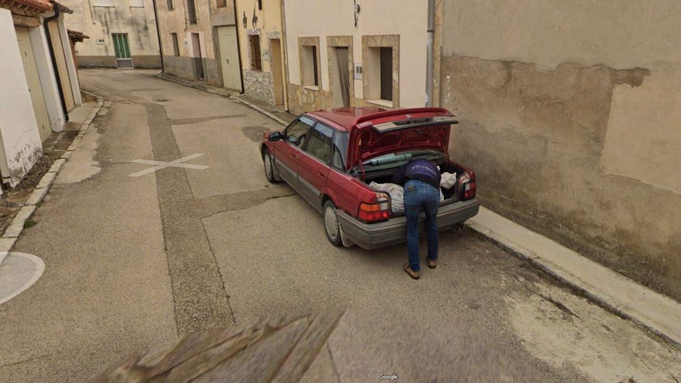 Ecco tutta la storia. Google Street View risolve un omicidio: killer beccato mentre nasconde il corpo