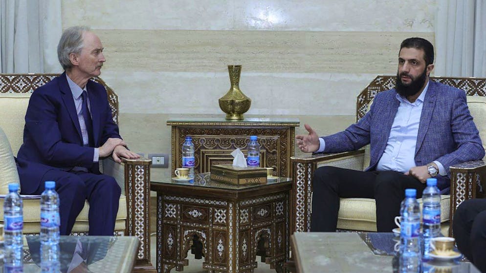 Der Anführer der Miliz Hajat Tahrir al-Scham, Ahmed al-Scharaa (r.), der bislang unter seinem Kampfnamen Mohammed al-Dscholani auftrat, bei einem Treffen mit dem UN-Sondergesandten Geir Pedersen in Damaskus. (16. Dezember 2024)