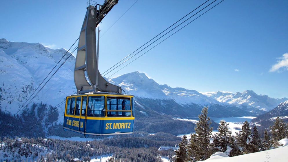 Die sogenannte Signalbahn von St. Moritz ins Oberegandiner Skigebiet Corviglia im Dezember 2002. Nun soll die betagte Pendelbahn durch eine Umlaufbahn mit 8er-Kabinen ersetzt werden. (Archivbild)