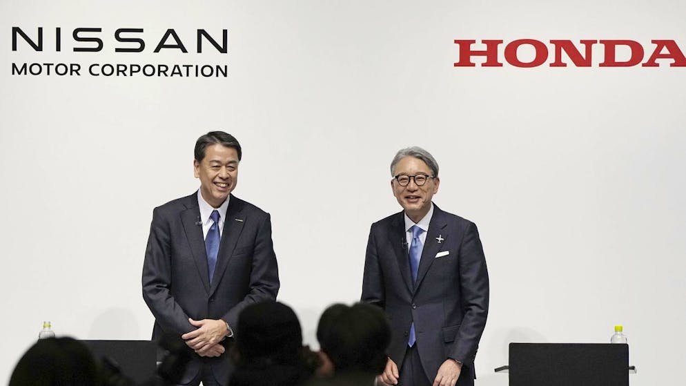 Nissan-Chef Makoto Uchida (l.) und Honda-Chef Toshihiro Mibe bei der Verkündung ihrer Zusammenarbeit im März.
