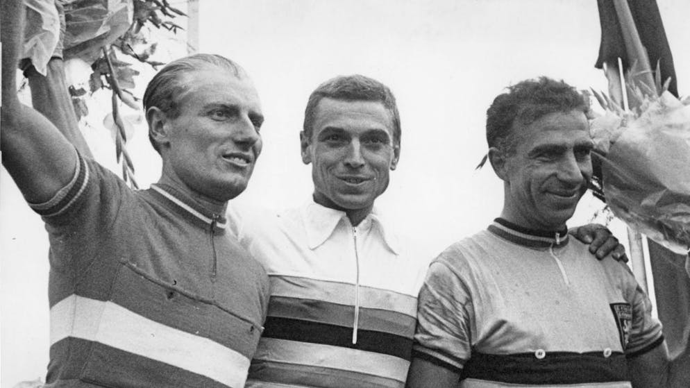 Rik van Looy (Mitte) bei der Siegerehrung nach dem Gewinn des WM-Titels 1960