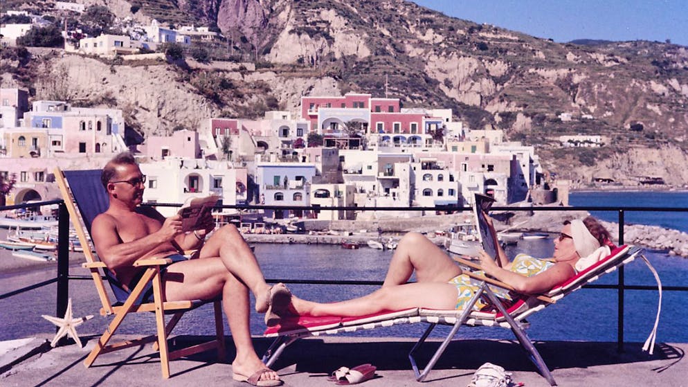 Landesmuseum Zürich nimmt den Schweizer Konsum unter die Lupe - Gallery. Die Ausstellung "Konsumwelten" zeigt anhand einer Diashow zu den Ferien des Ehepaars Jakob und Yvonne Hohl-Galbiati, wie Wohlstand vielen Schweizerinnen und Schweizern das häufige Reisen ermöglichte. Im Bild sind sie 1967 in den Ferien auf Ischia.