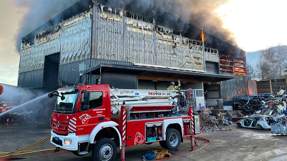 Der Recycling-Hangar in Reconvilier BE brannte bis auf die Grundmauern nieder.