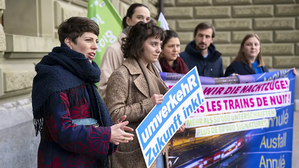 Lisa Mazzone, la présidente des Vert-e-s (à g.) et Magdalena Erni, chargée de campagne, remettent la pétition mercredi à Berne.