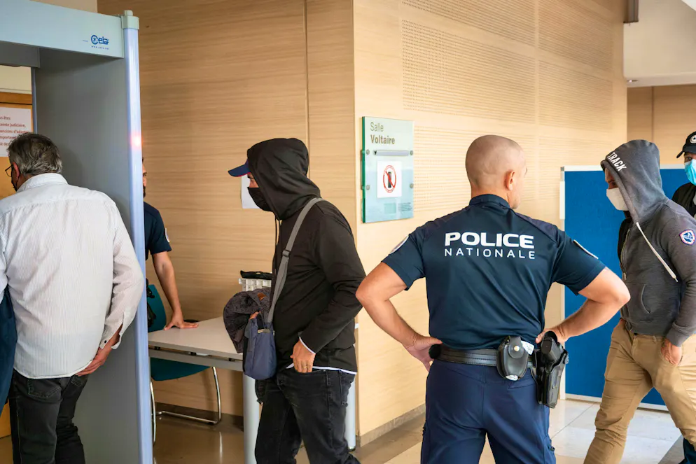 Oltre a Dominique Pelicot, sono stati incriminati altri 14 presunti colpevoli. Secondo le ricerche della CNN, Gisèle Pelicot è stata drogata e violentata circa 200 volte.