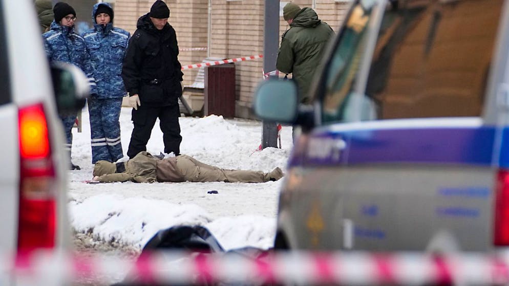 Ermittler arbeiten an der Stelle, an der Generalleutnant Igor Kirillow, der Leiter der russischen Streitkräfte für nukleare, biologische und chemische Verteidigung, durch einen Sprengsatz in der Nähe eines Wohnblocks in Moskau, Russland, und sein Adjudant getötet wurden. Foto: Uncredited/AP/dpa