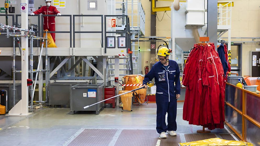 Der Rückbau des Kernkraftwerks Mühleberg geht gut voran - Gallery. Mit einem Telector wird die radioaktive Strahlung über einem Schacht im Maschinenhaus geprüft.