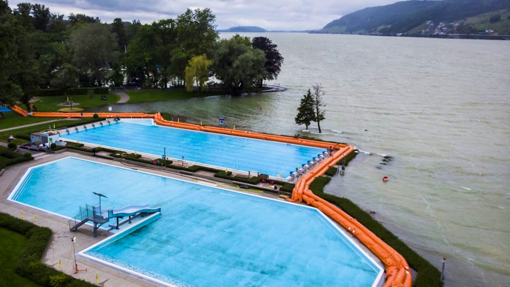 Beaver-Schläuche schützen das Strandbad Nidau im Sommer 2021 vor Hochwasser. Damals wurden diese noch vom Zivilschutz installiert - künftig macht das die Stadt selber. (Archivbild)