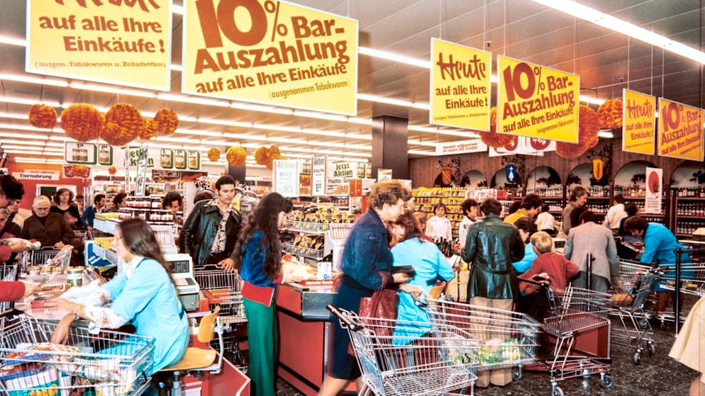 Landesmuseum Zürich nimmt den Schweizer Konsum unter die Lupe - Gallery. Die Ausstellung im Landesmuseum Zürich zeigt fotografisch, wie sich der Konsum veränderte. So auch anhand der Eröffnung des Lebensmitteilverein-Zürich-Centers in Kloten von 1976.